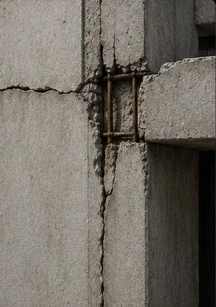 Vertical crack with rusting steel at a beam–column junction